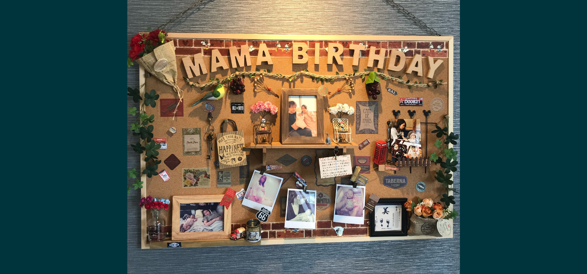 サプライズでプレゼントしたコルクボードを見て感動しているママの写真