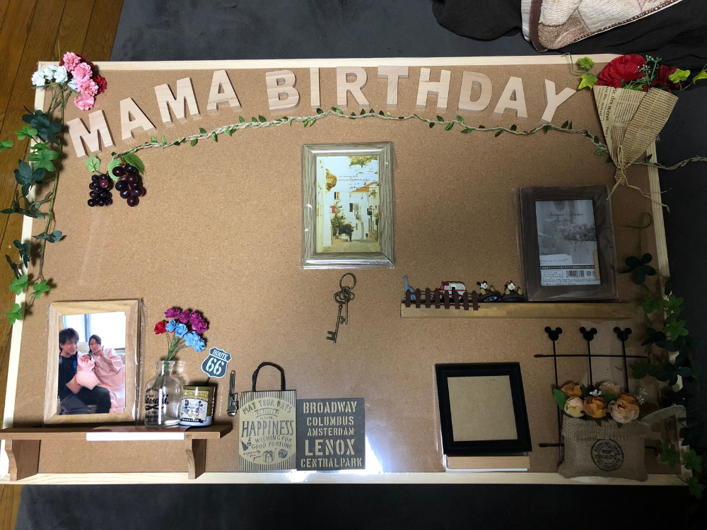 100均アイテムで作った、プレゼント用のメモリーコルクボードの途中経過