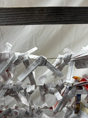 おみくじかけにおみくじを結んだ写真