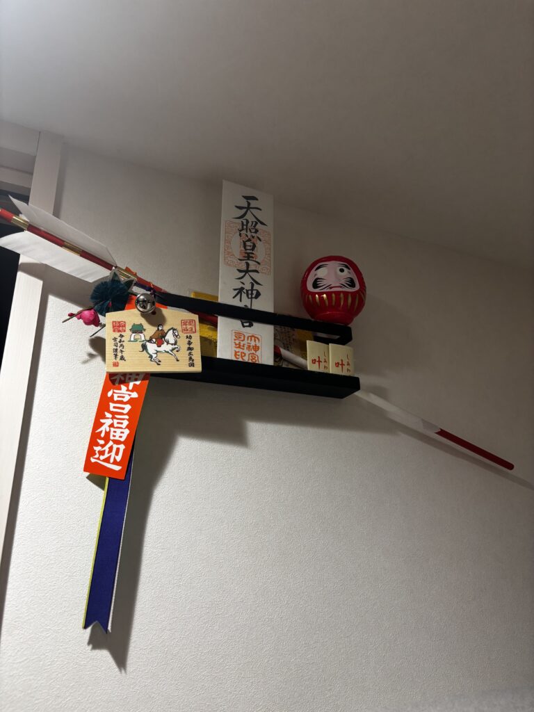 家に飾っている神棚の写真