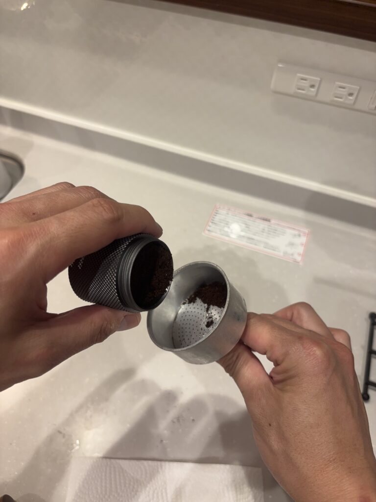 ブリッカのバスケットにコーヒー粉を入れている写真