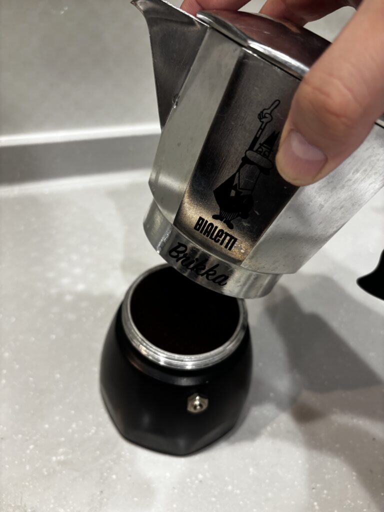 ブリッカにコーヒー粉をセットし組み立てる写真