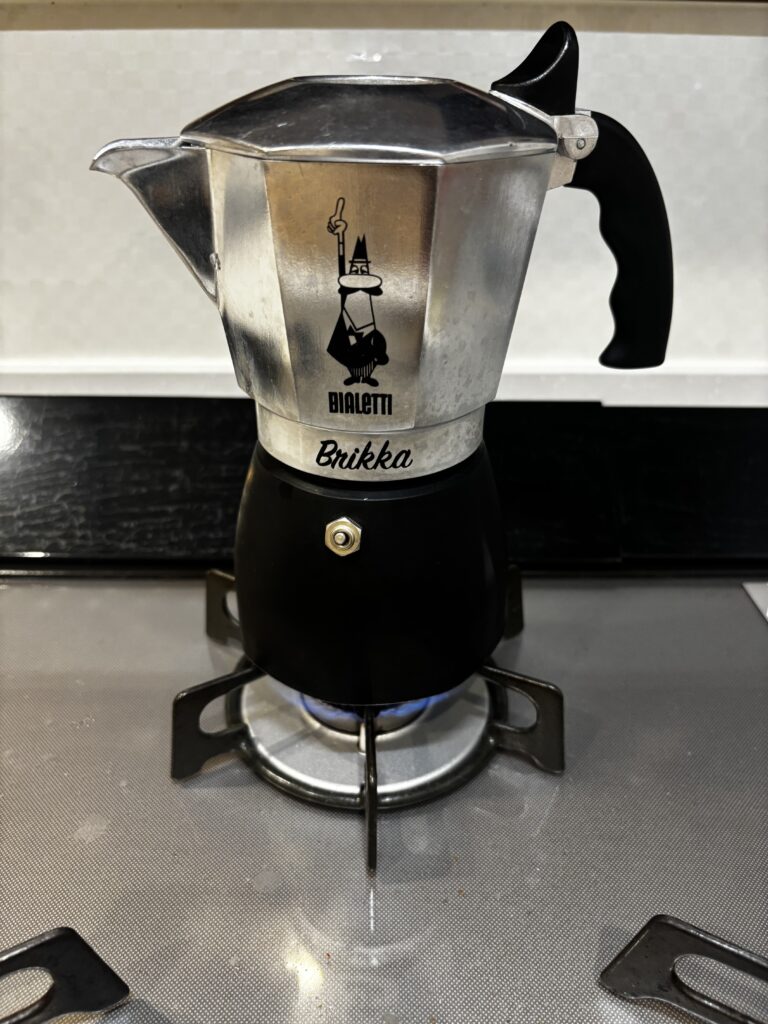 ブリッカをコンロに置いて、火にかけている写真