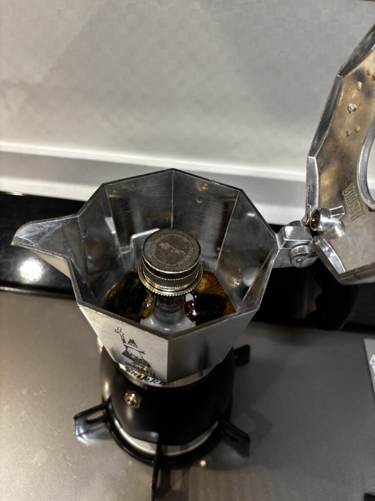 ブリッカにサーバーにコーヒーが抽出し始めた写真