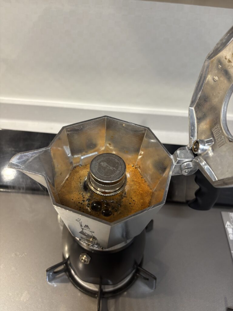 ブリッカのサーバーにコーヒーが抽出された写真