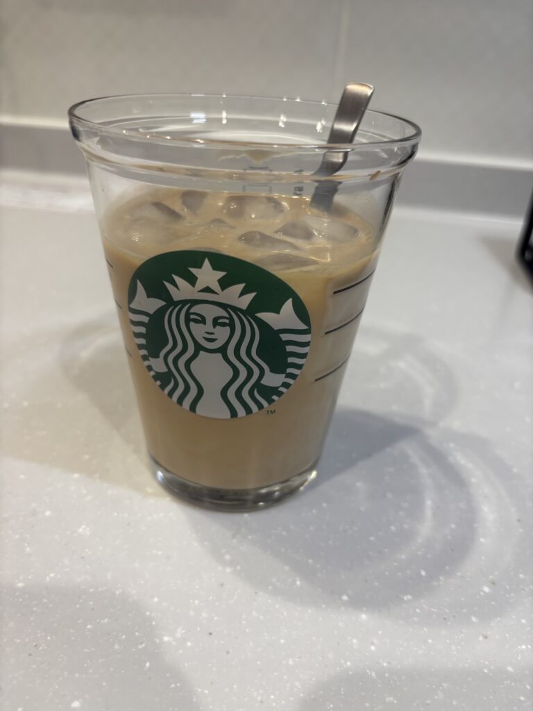 スターバックスのガラスのコップにブリッカで作ったカフェラテが入っている写真