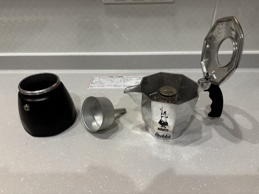 ビアレッティのブリッカを３つのパーツに分解した写真