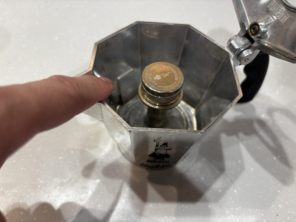 ブリッカのサーバーに水を入れる目安を示した写真