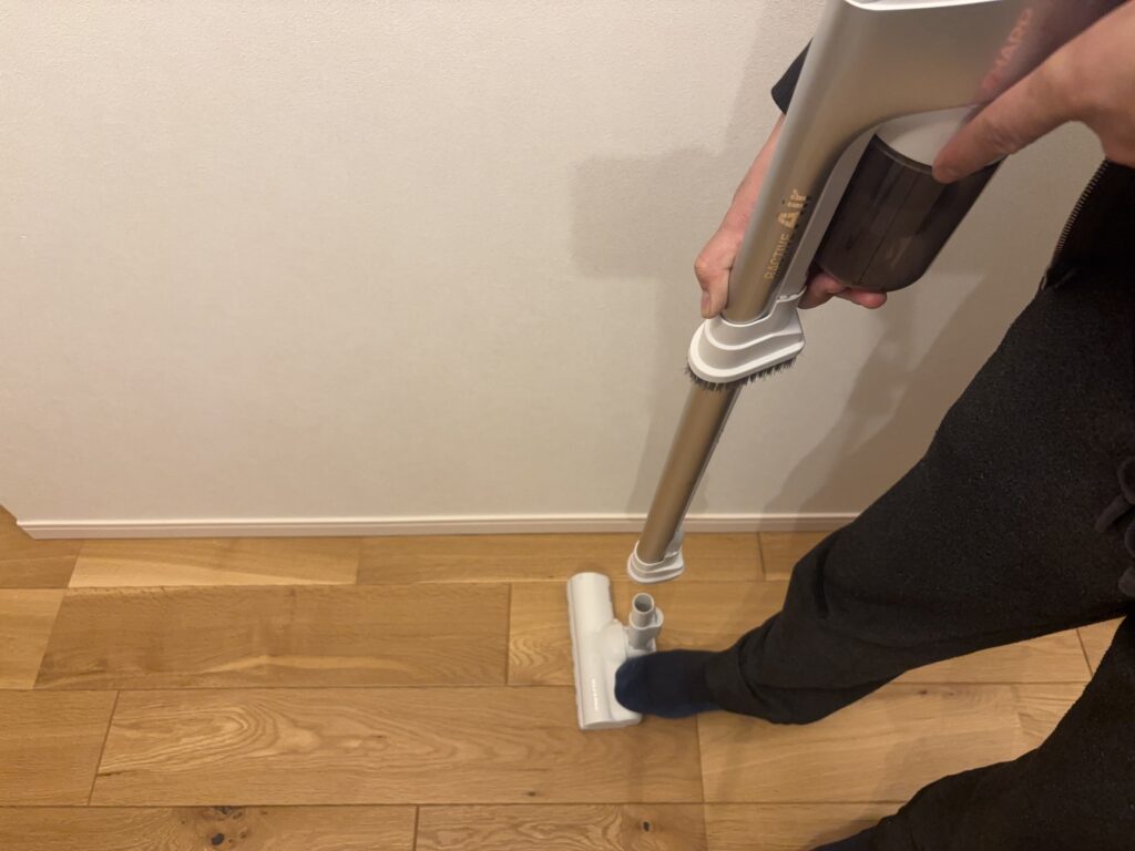 SHARPのラクティブエアーを立ったママノズルを外している写真