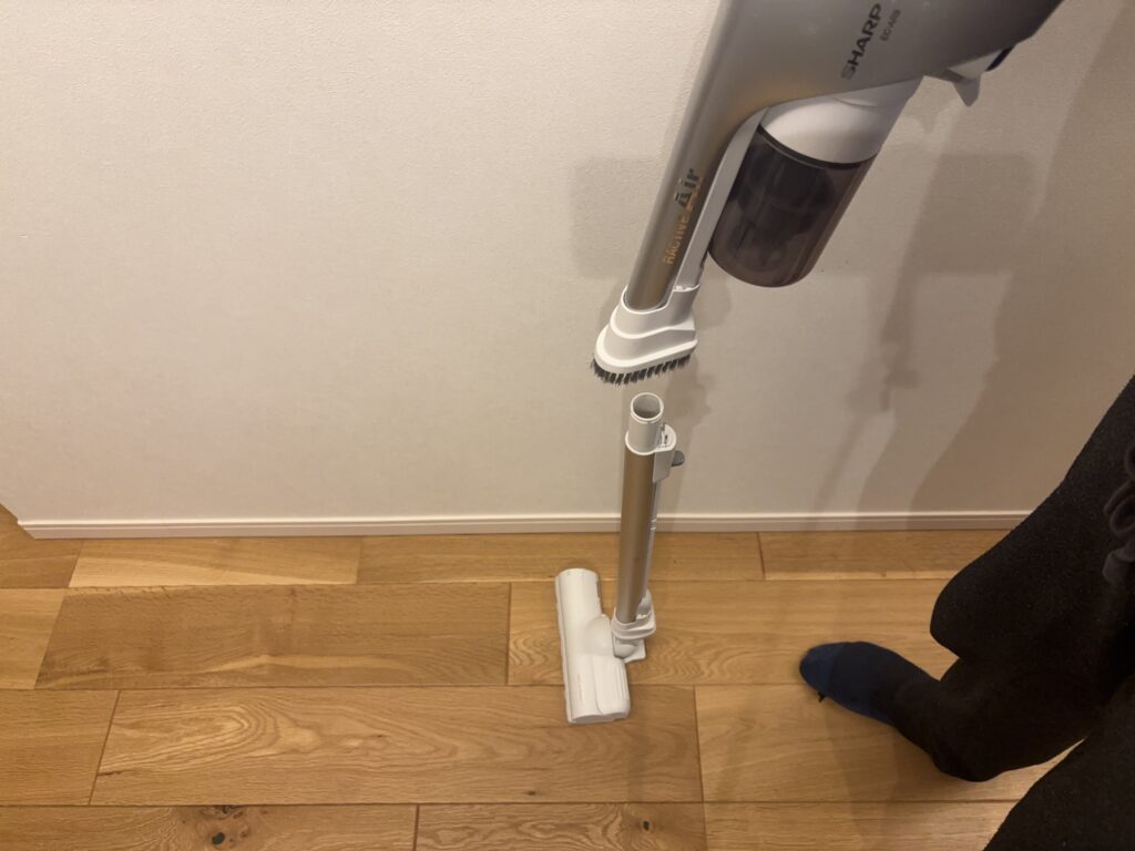 SHARPのラクティブエアーを立ったママノズルを外している写真