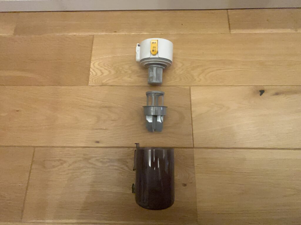 SHARPのラクティブエアーのダストボックスを分解した写真