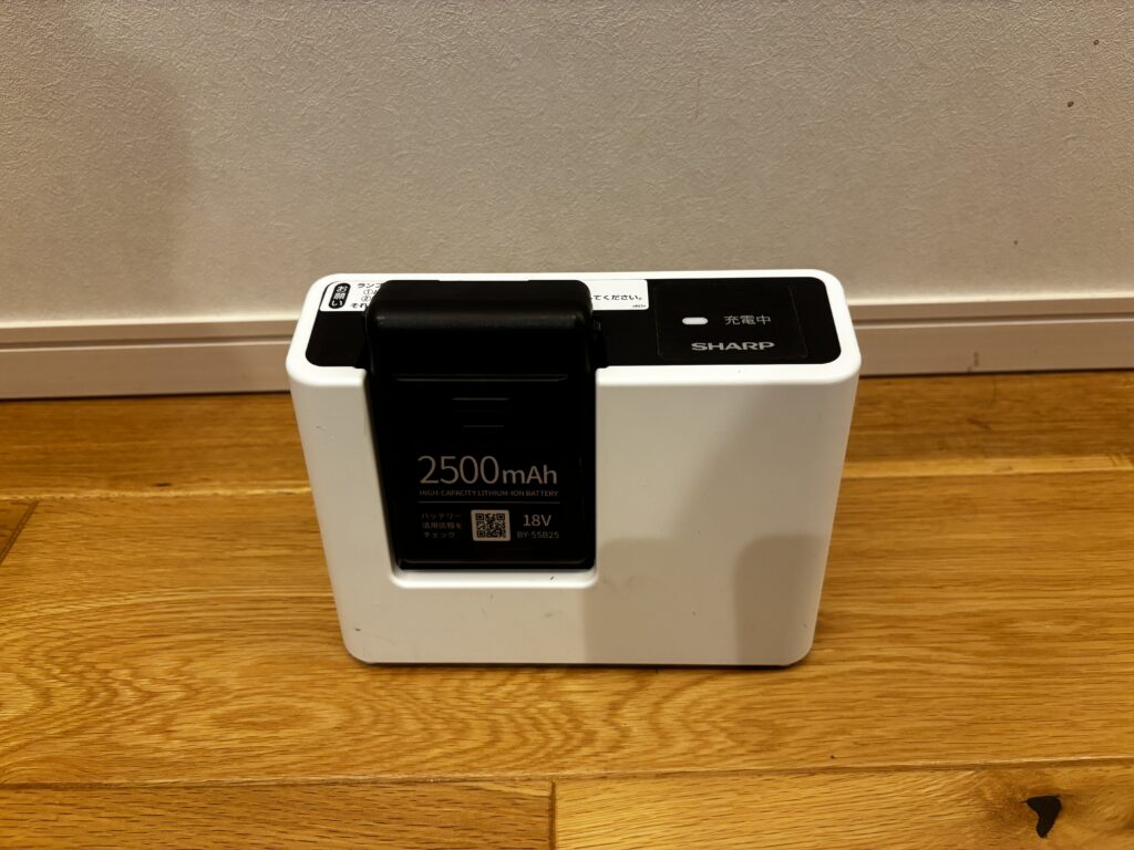 SHARPのラクティブエアーのバッテリーの写真