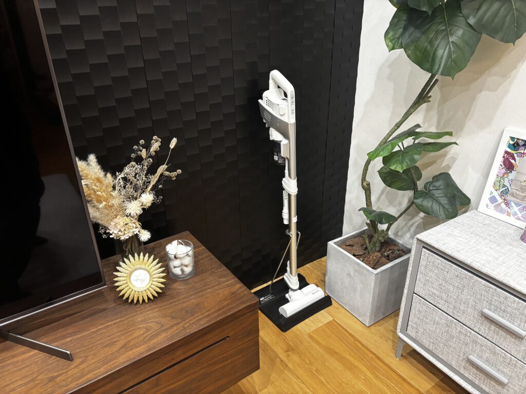 SHARPのラクティブエアーをインテリアとして飾っている写真