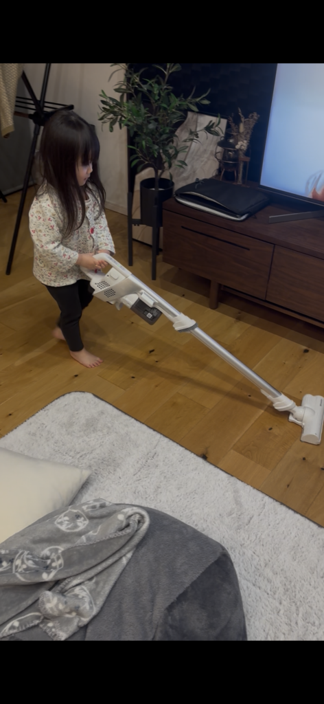 SHARPのラクティブエアーを３歳の子供が使っている写真