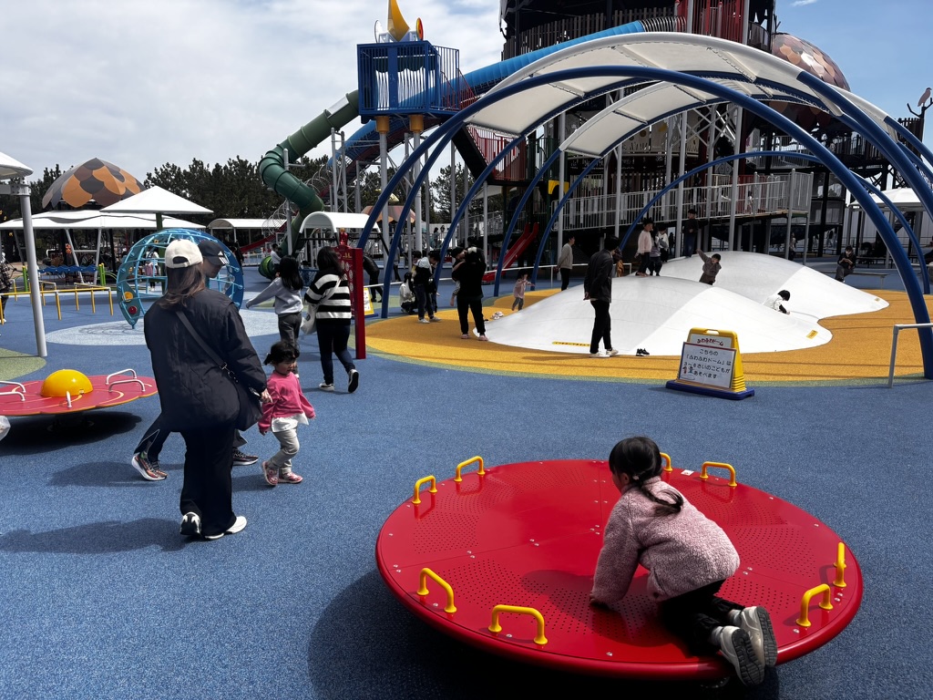 きららんどの遊具で遊ぶ子供の写真