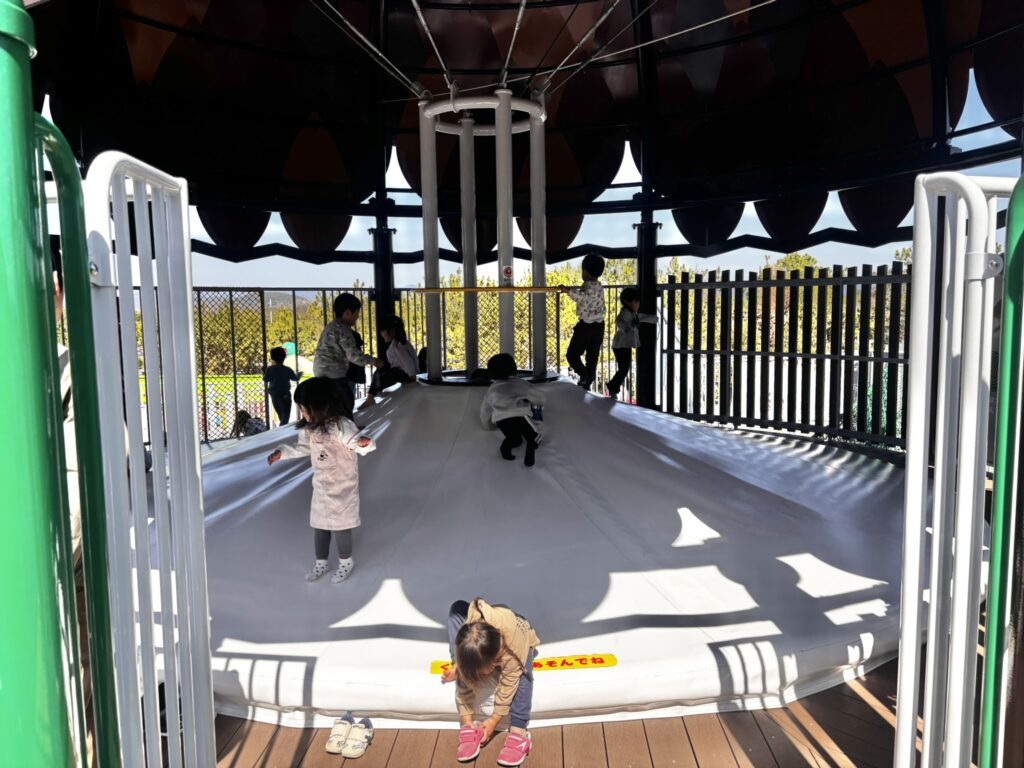 きららんどの遊具で遊ぶ子供の写真