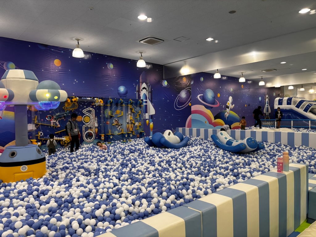 キッズランドUS MAX山口下関店の室内遊び場｜ボールプールの写真