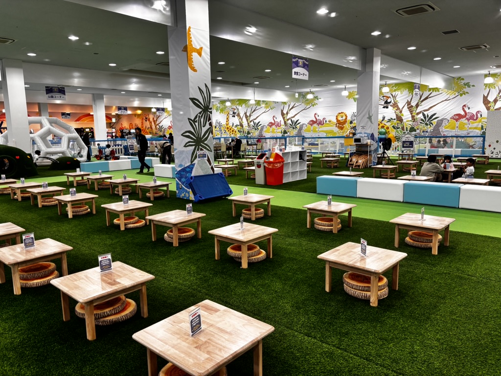 キッズランドUS MAX山口下関店の室内遊び場｜飲食スペースの写真