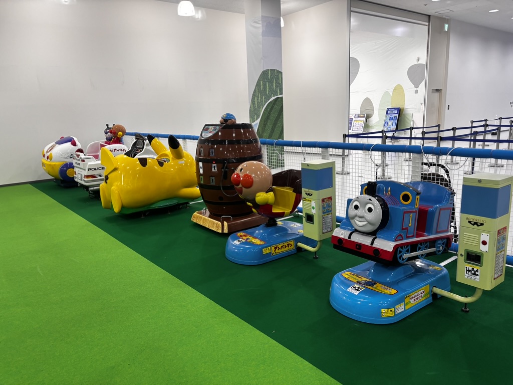 キッズランドUS MAX山口下関店の室内遊び場｜乗り物の写真
