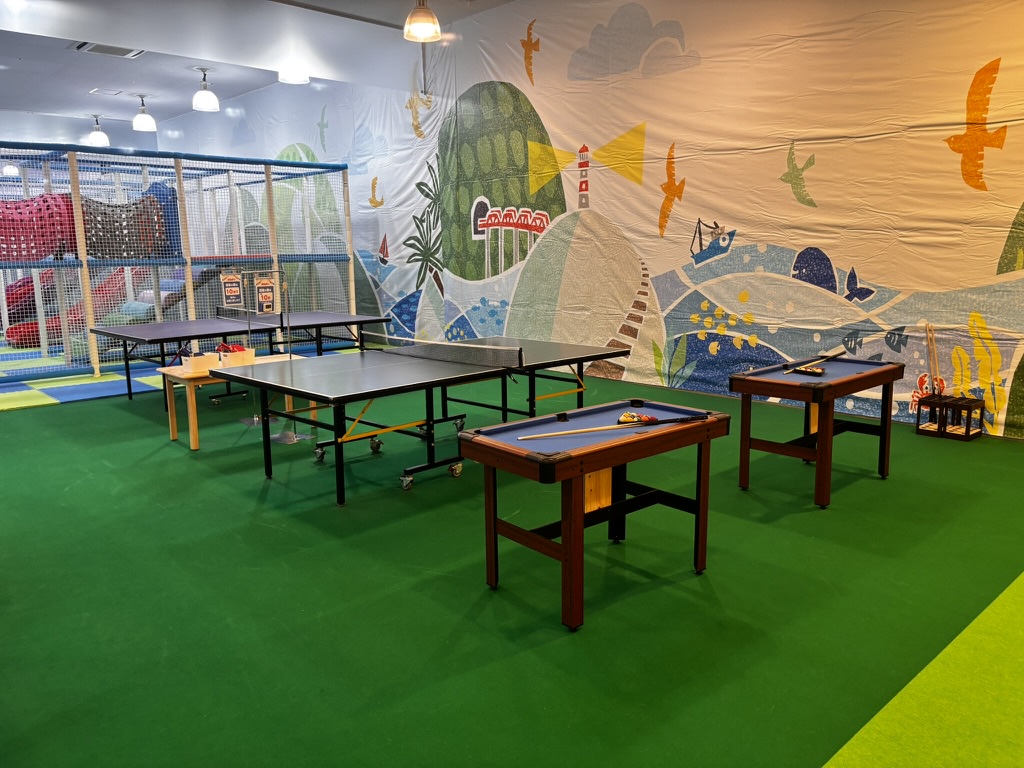 キッズランドUS MAX山口下関店の室内遊び場｜卓球とキッズビリヤードの写真