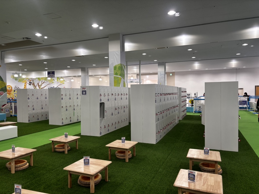 キッズランドUS MAX山口下関店の室内遊び場｜ロッカーの写真