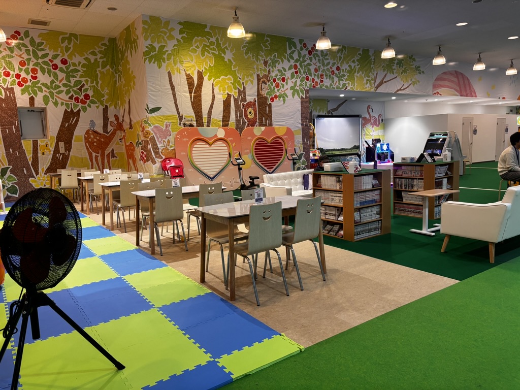 キッズランドUS MAX山口下関店の室内遊び場｜漫画コーナーの写真