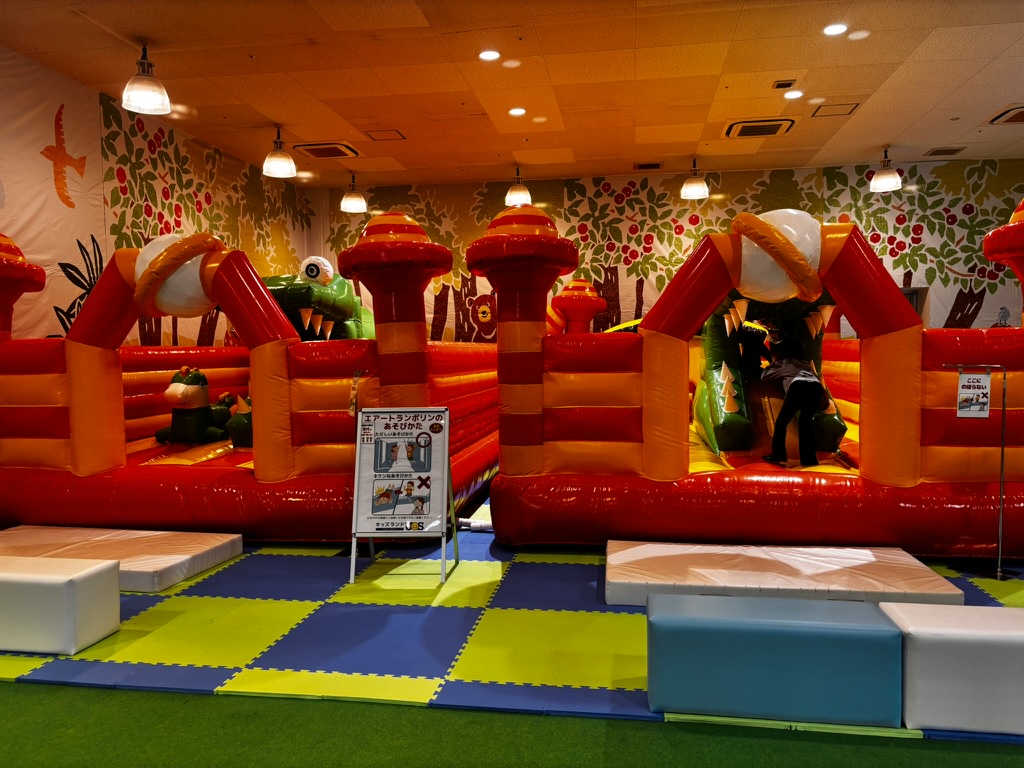 キッズランドUS MAX山口下関店の室内遊び場｜エアートランポリンの写真