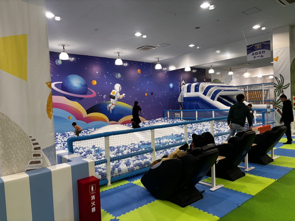 キッズランドUS MAX山口下関店の室内遊び場｜マッサージチェアーの写真