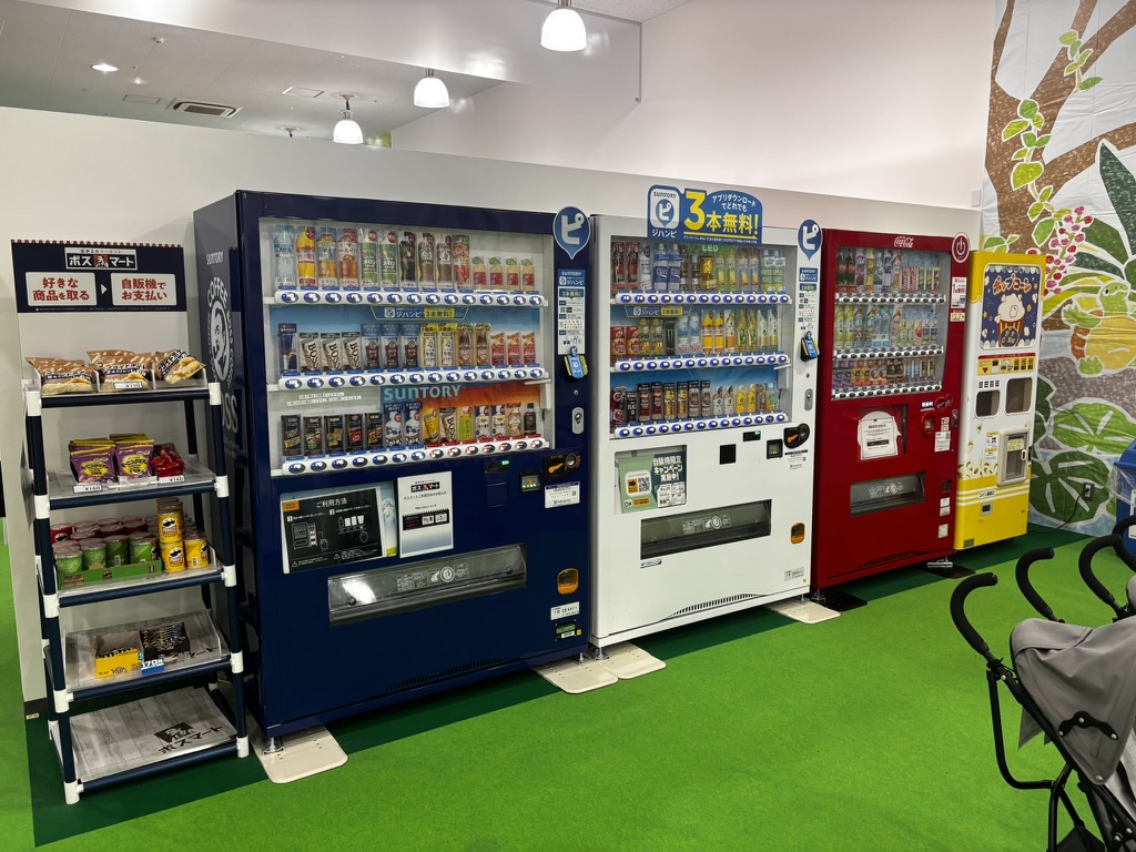 キッズランドUS MAX山口下関店の室内遊び場｜自動販売機の写真