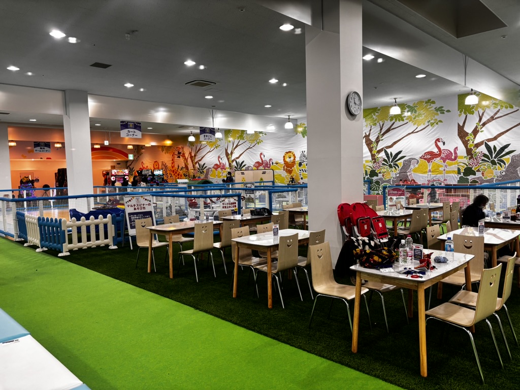 キッズランドUS MAX山口下関店の室内遊び場｜飲食スペースの写真