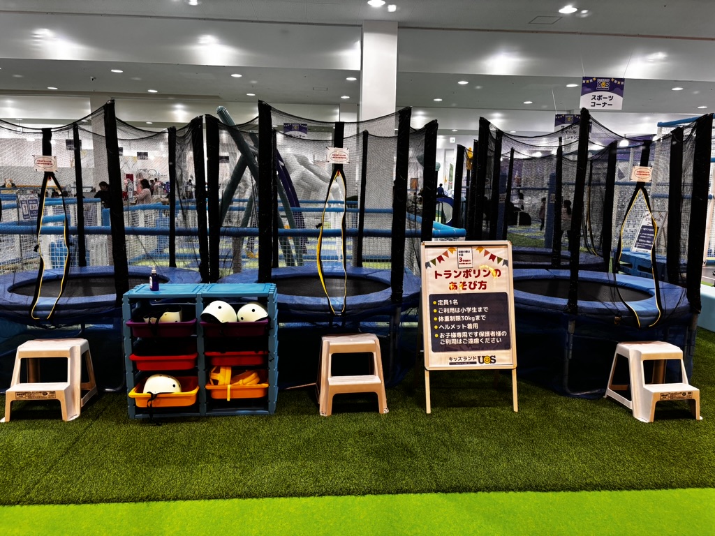 キッズランドUS MAX山口下関店の室内遊び場｜トランポリンの写真