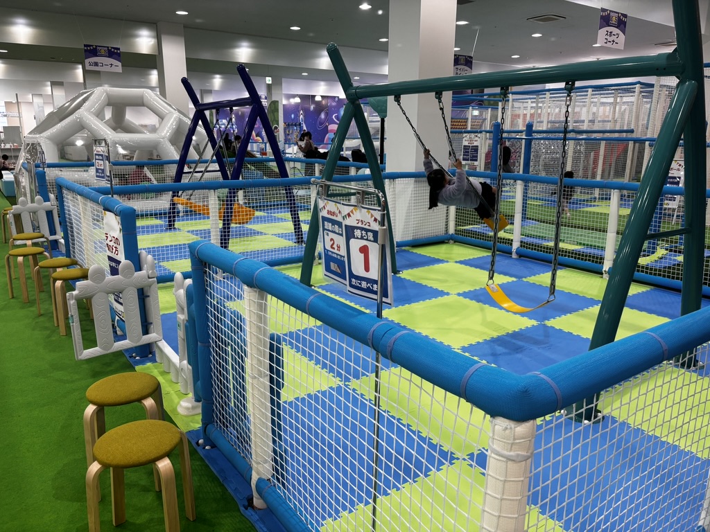 キッズランドUS MAX山口下関店の室内遊び場｜ブランコの写真