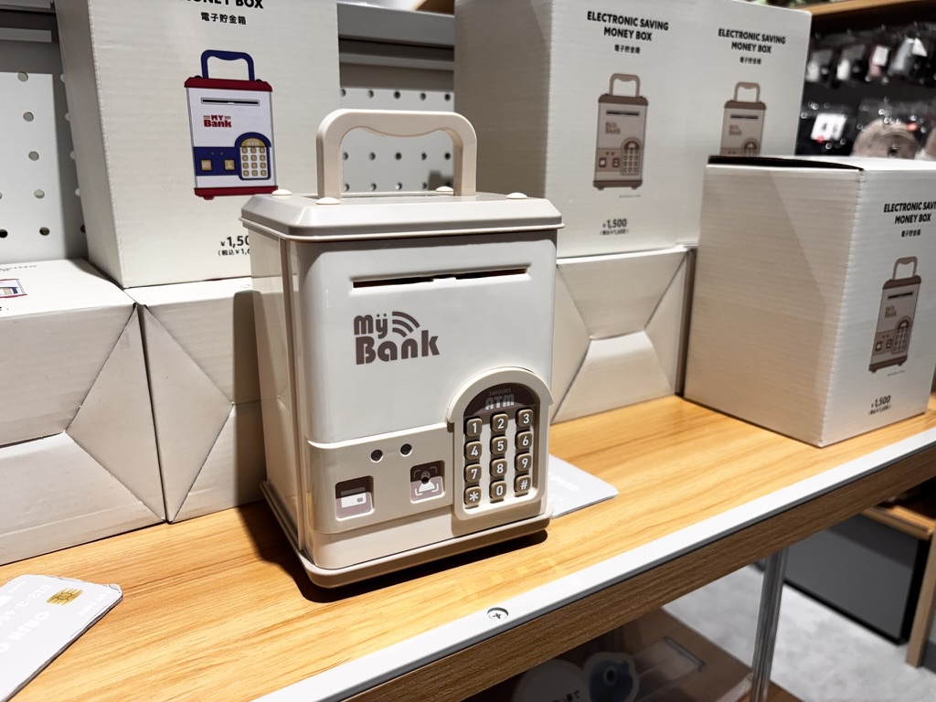 3COINSで見つけた電子貯金箱のアップの写真