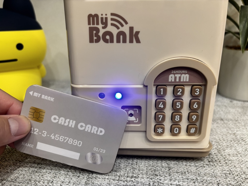3COINSで見つけた電子貯金箱のカードをかざしている写真