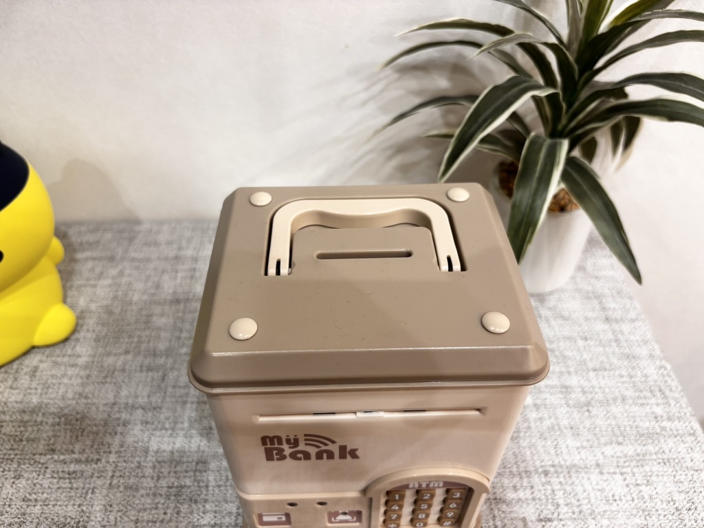 3COINSで見つけた電子貯金箱のお金を入れる箇所の写真