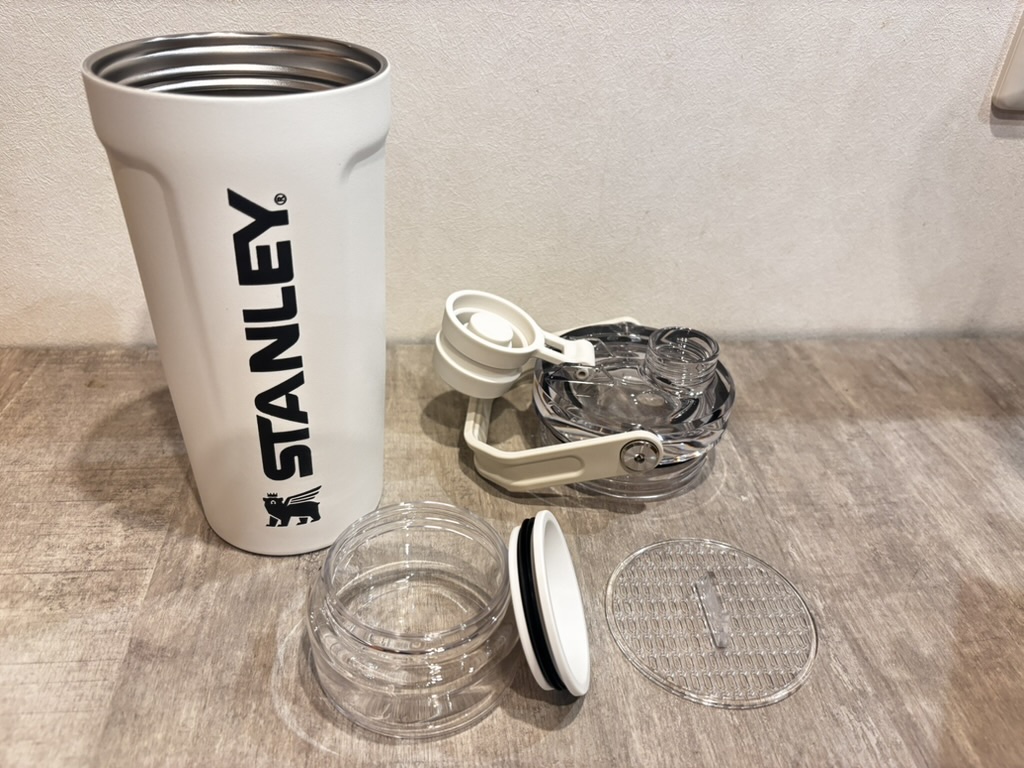 STANLEYバイタライズシェイカーボトルのパーツを全て外した状態