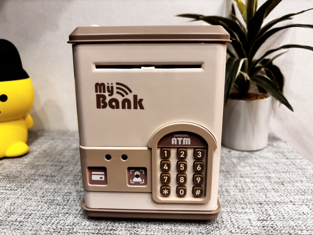 3COINSで見つけた電子貯金箱を自宅で開封した時の写真