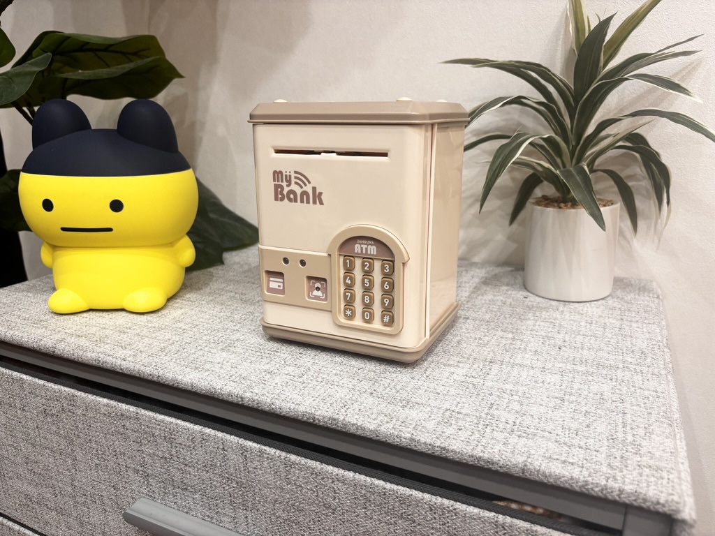 3COINSで見つけた電子貯金箱をリビングルームに飾った時のアップ写真