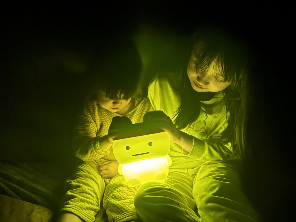 一番くじ倶楽部｜たまごっちのB賞なつかしまめっちルームライトを部屋を暗くして子供たちと撮った写真