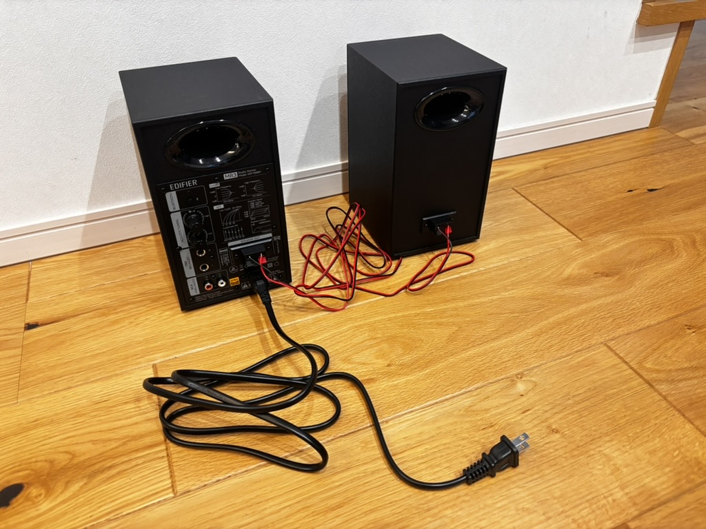 EDIFIRE MR3 スピーカーに電源ケーブルを接続