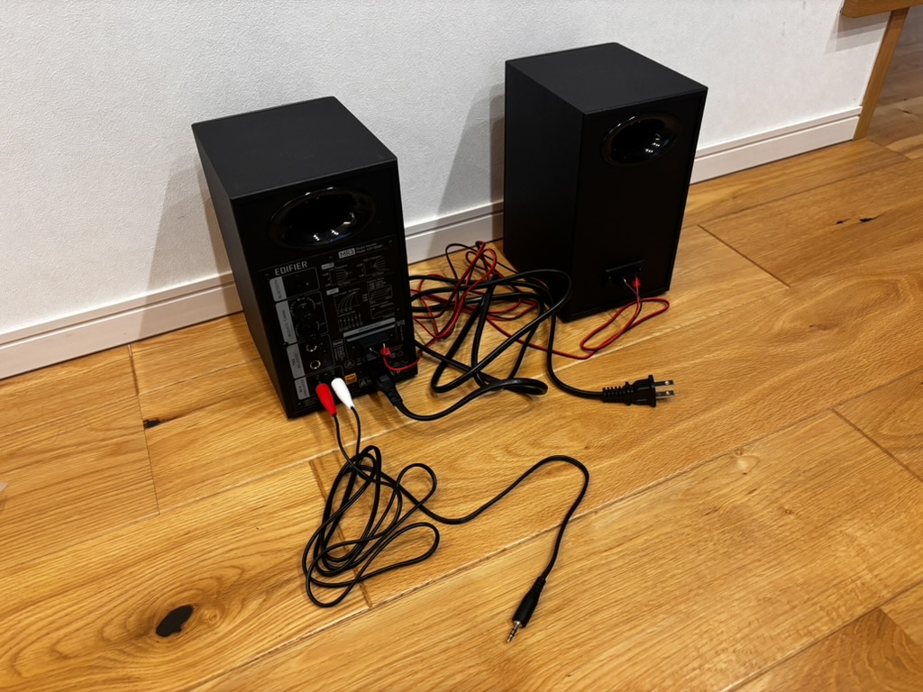 RCAケーブルをEDIFIRE MR3 スピーカーに接続