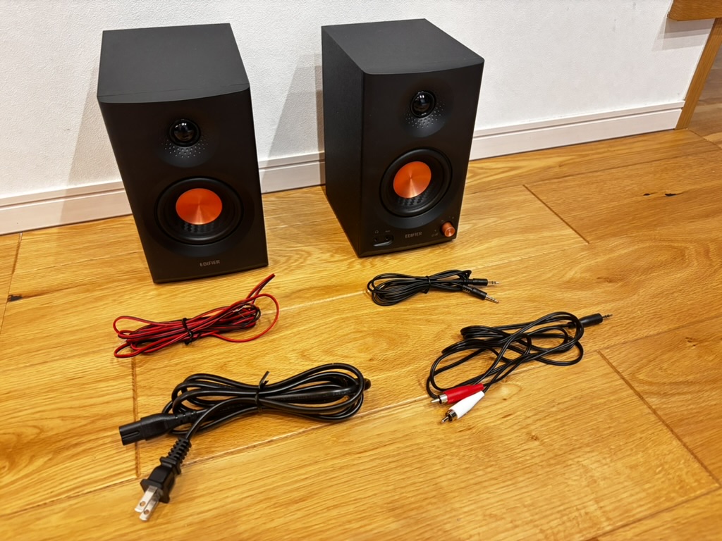 EDIFIRE MR3 スピーカーの付属品一覧（電源ケーブル、RCAケーブル、スピーカーケーブル）