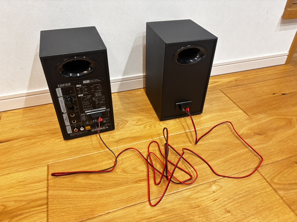 EDIFIRE MR3 スピーカー同士を付属ケーブルで接続